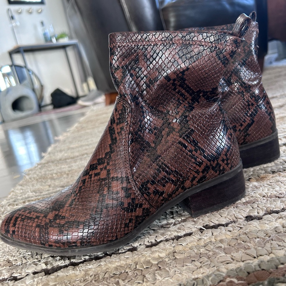 ALDO Erigori faux snakeskin ankle boot sz 6
